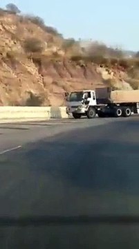 Brave Pakistani Stops 22 wheeler Brake-failed Truck On Salt Range Motorway