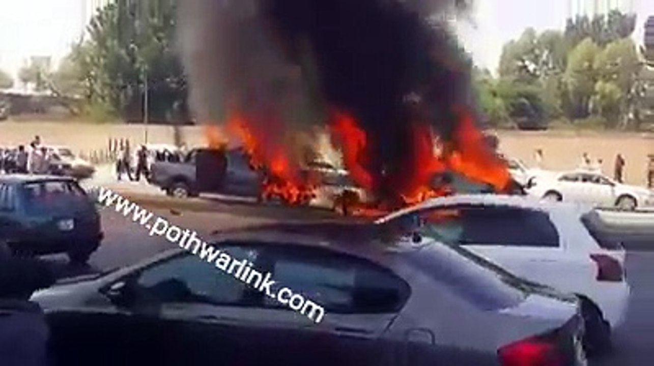 ایوب پارک روالپنڈی کے قریب خطرناک ایکسیڈنٹ دو افراد جانبحق گاڑیاں مکمل تباہ