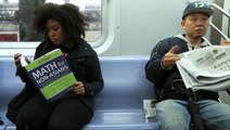 Fake Book Covers : Ils piègent les passagers du métro avec des fausses couvertures de livre