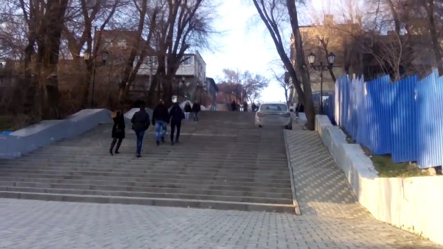 Pour éviter les bouchons, il monte les escaliers avec sa BMW