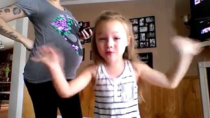 Un moment de complicité trop mignon entre une mère enceinte et sa fille