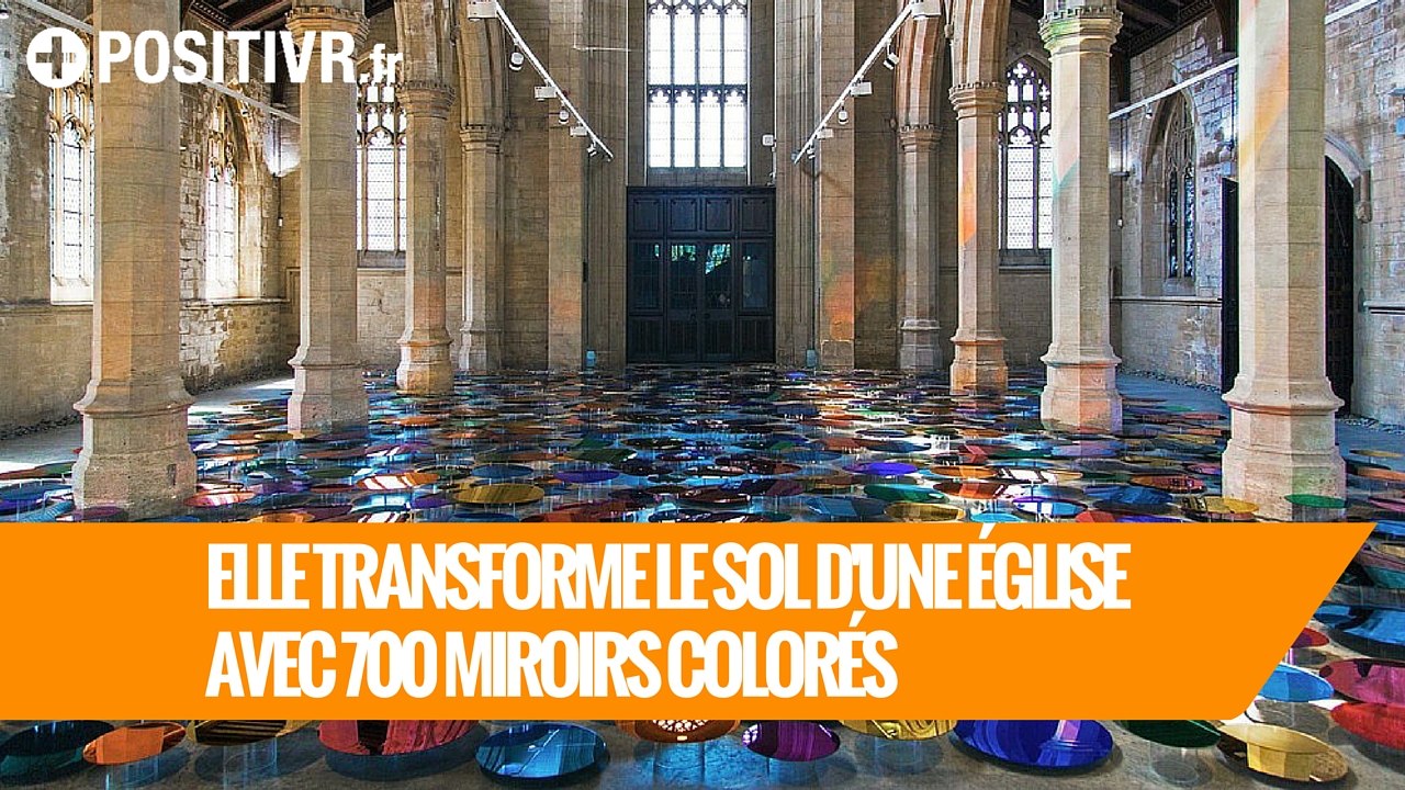 Liz West transforme le sol d'une église avec 700 miroirs colorés