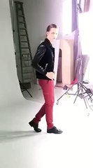 Le mannequin Filip Timotijevic réalise 25 poses en moins de 30 secondes.