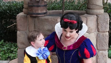 Un enfant autiste rencontre Blanche Neige et tombe instantanément sous son charme !