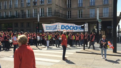 Arrivée du cortège devant l'hôtel de ville du Havre