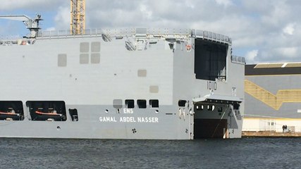 Le porte-hélicoptères Nasser avale sa barge de débarquement !