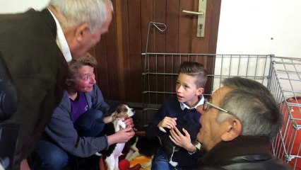 Enzo reçoit Miracle, un des chiots qu'il a sauvés