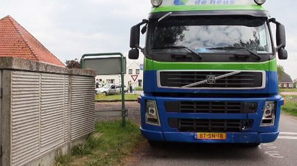 Vrachtwagen ramt auto bij Sebaldeburen: 1 gewonde - RTV Noord