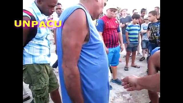 Pescadores capturan en el malecon de la Habana un Marlin Negro