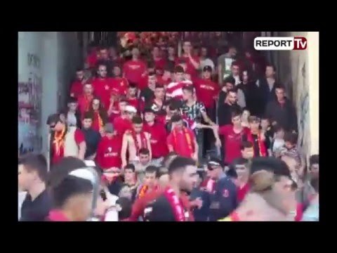 Report TV - Tifozët e Partizanit duke u larguar nga Stadiumi Qemal Stafa pas përfundimit të ndeshjes