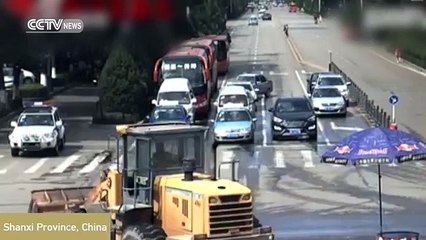 سائق جرافة غاضب يهاجم السيارات بالصين والشرطة تطلق النار لإيقافه.