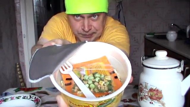 Ещё один придурок заваривает лапшу из банки