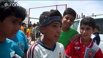 Il campione dell'Arsenal Ozil visita un campo profughi in Giordania