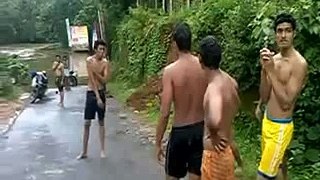 INDIAN_FUNNY_ACCIDENTS_COMPILATION_-_FUNNY_VIDEOS_INDIA
