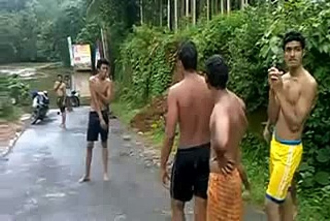 INDIAN_FUNNY_ACCIDENTS_COMPILATION_-_FUNNY_VIDEOS_INDIA
