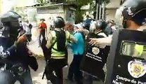 Momento en el que se llevaron detenido a un manifestante en la avenida Libertador
