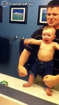 Малыш и его папа показывают мышцы