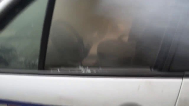 Une voiture de police brûlée par des manifestants