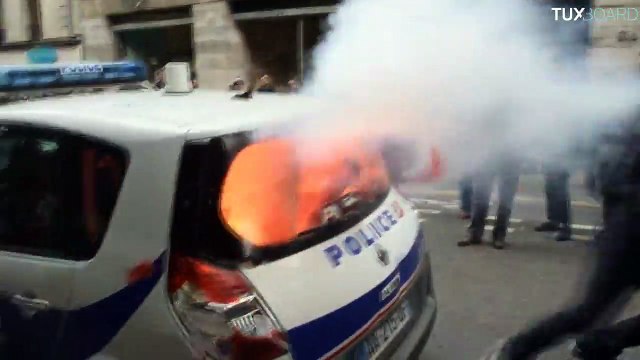 Voiture incendiée à Paris (Manifestation contre la haine anti-flics )
