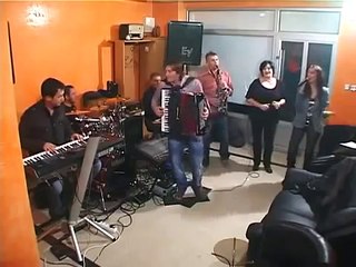 Dusica Milojevic i Bojana Barjaktarevic uzivo sa orkestrom Slavise Vidojevica - YouTube