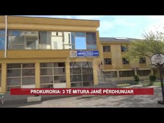 下载视频: PROKURORIA E SHKODRËS URDHËRON NDALIMIN E DISA PUNONJËSVE TË QENDRËS SË FËMIJËVE