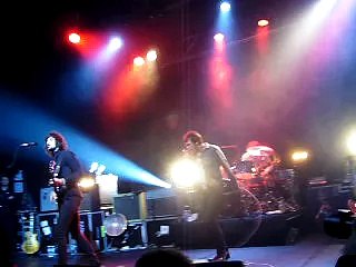 Kasabian en Paris (23 feb 07) Reason is Treason