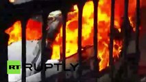 Manifestantes quemaron un coche de policía en París