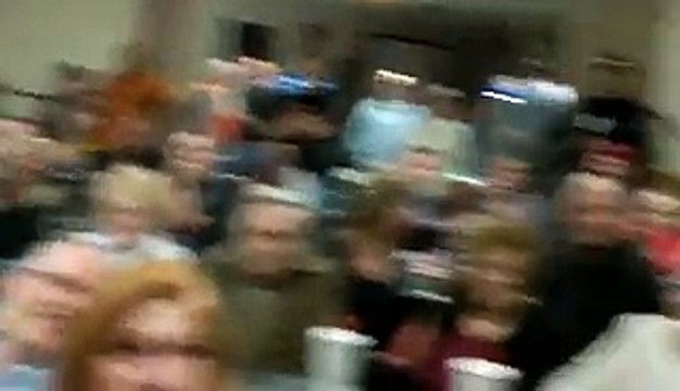 Quest’Uomo è Triste Nel Giorno Del Suo Compleanno, Quando All'improvviso Qualcuno Arriva Alle Sue Spalle...