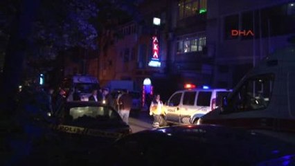 Polis Kendisine Bıçakla Saldıran Kişiyi Bacağından Vurdu