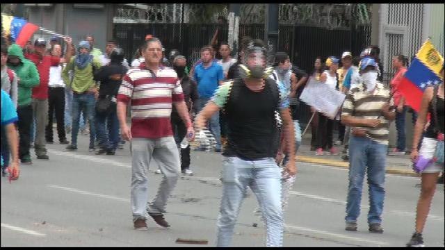 Oposición en Venezuela es bloqueada por fuerzas de seguridad durante marchas