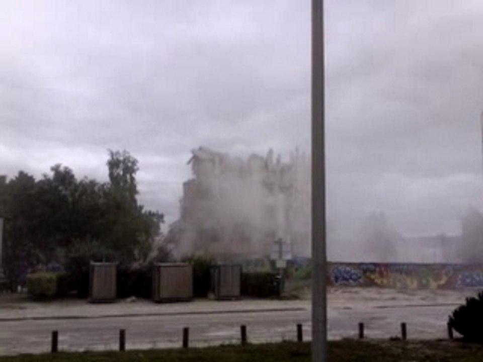 Demolition des trois tours des Brichères à Auxerre