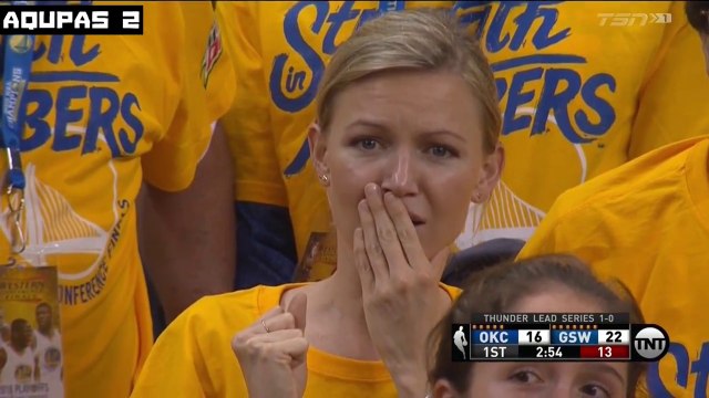 Stephen Curry se jette sur les supporters pour sauver la balle - Game 2