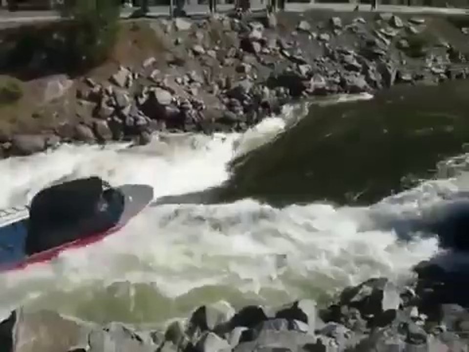 Ce bateau sur-puissant peu remonter des rapides et chutes d'eau