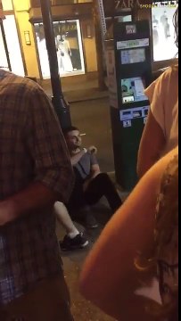 Un videur met KO un client saoul refusant d'obéir devant une boite de nuit