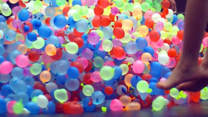 1500 bombes à eau sur un trampoline pour jouer ! Meilleur jeu de jardin !