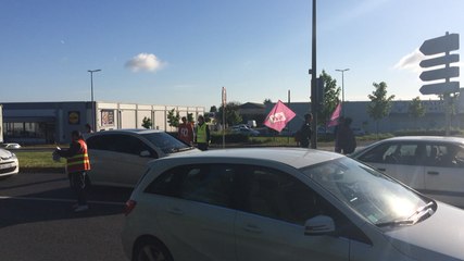 Tractage sans blocage au rond-point de Paris