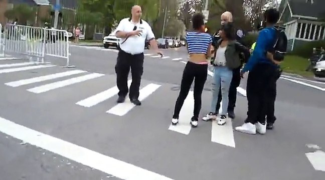 Cette fille fait un petit cadeau aux flics juste avant son arrestation