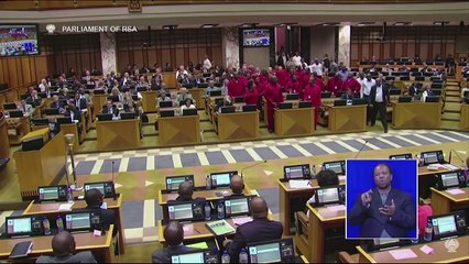 Afrique du Sud : le parti de l'opposition de fait expulsé et se bat avec la sécurité