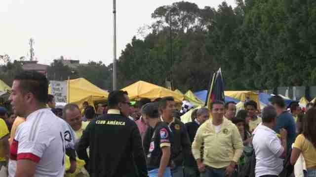 Los hinchas del América y el Monterrey inundan los alrededores del Estadio Azteca