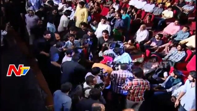 Allu arjun Fans Pawan Kalyan Fans Fighting VIDEO