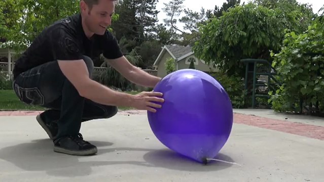 Il rempli un ballon d'azote liquide !