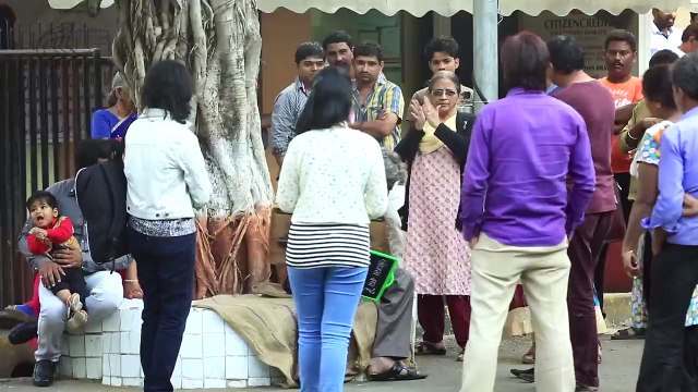 Singer Sonu Nigam goes unrecognised as old street musician, what boy did with him? unbelievable video