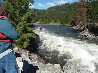 un jet boat remonte des rapides