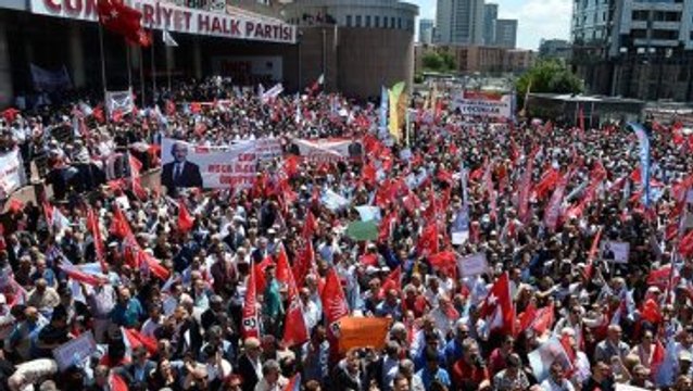 Kılıçdaroğlu'na Destek İçin Gelen CHP'lilerle Polis Arasında Arbede