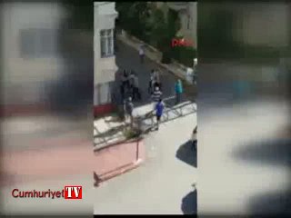 Öğretmeni yerde sürükledi, karnına tekme attı, bıçakla saldırdı