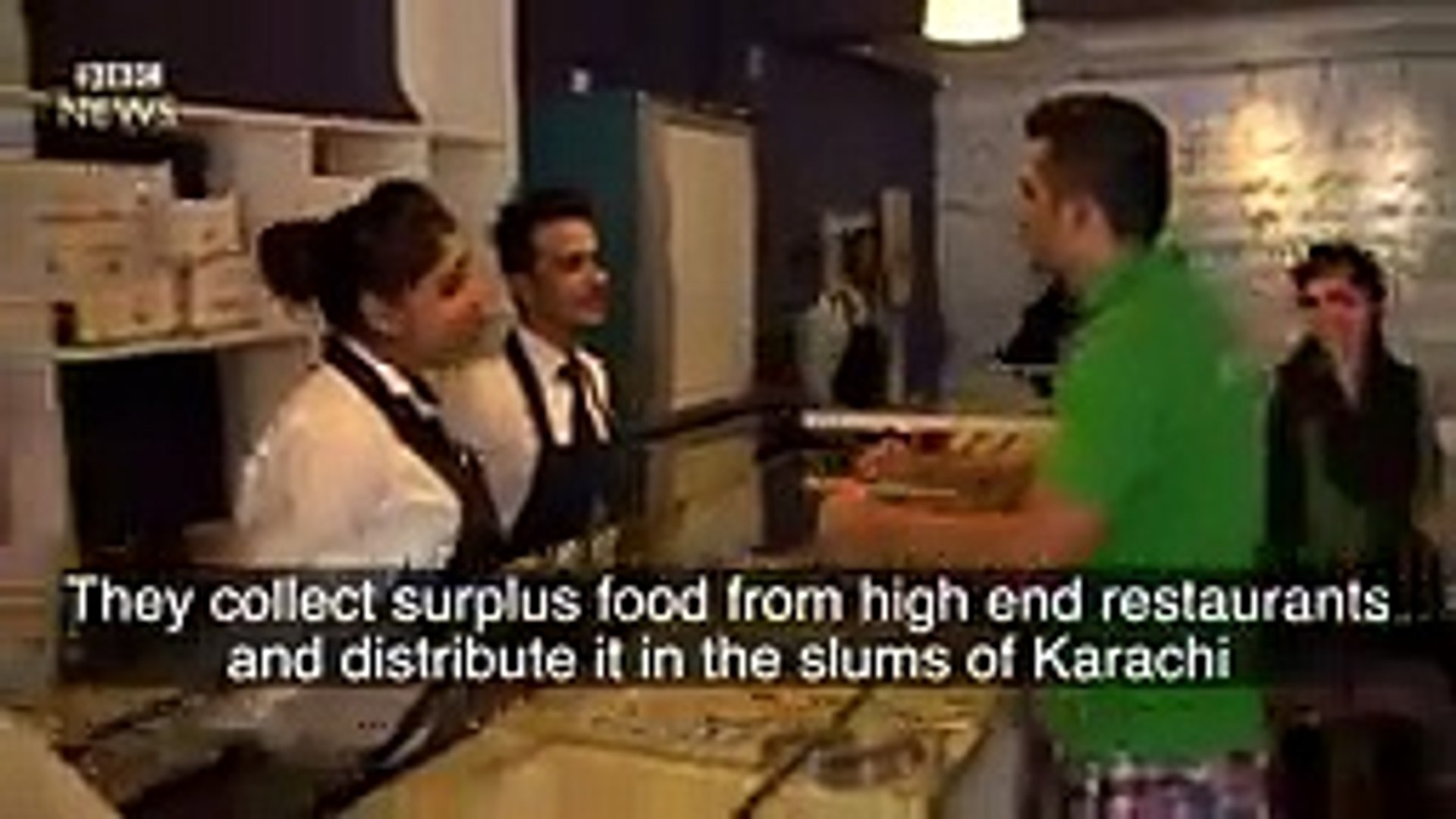 'Robin Hood Army' feeds Pakistan poor - BBC News
