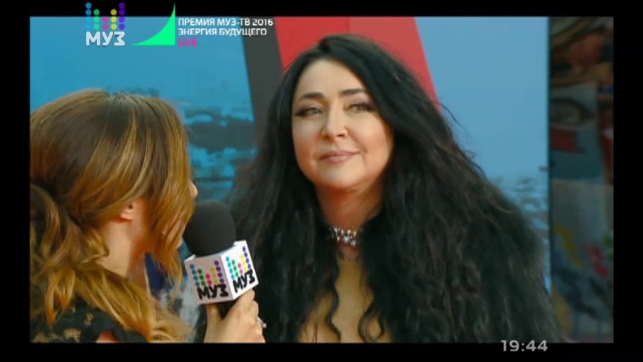 Лолита на красной дорожке «Премии МУЗ-ТВ 2016 ...