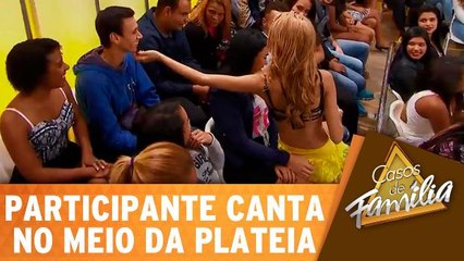 Participante canta no meio da plateia