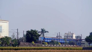 2014/11/25-柴電機車R101+行包列車6902次,花壇南鳴笛通過.(交會2017次)