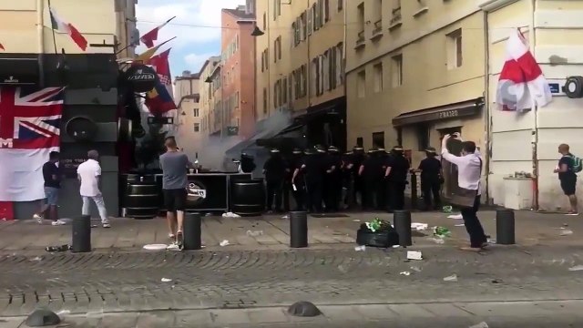 Arrestation d'un supporter Anglais saoul à Marseille après les affrontements avec les CRS